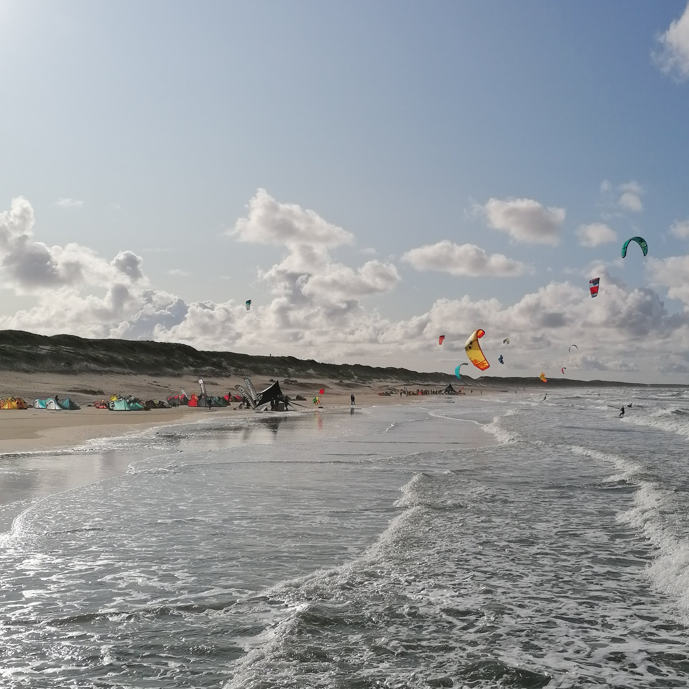 Vestkysten landskab med bølger og klitter